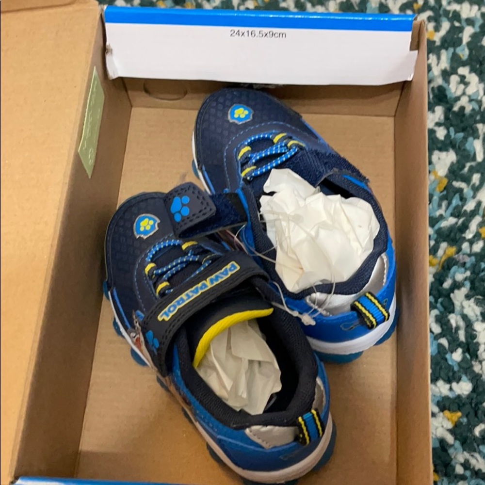 NEW paw patrol light up sneaker size 7 toddler